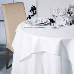 Hringdúkur hvítur  með liljum 220cm
