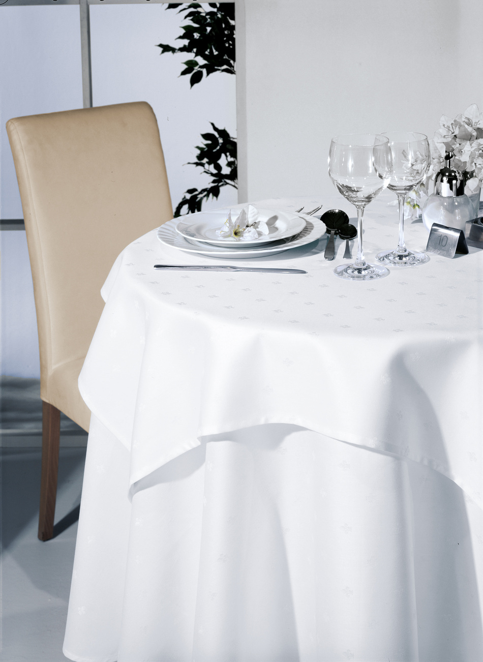 Hringdúkur hvítur með liljum 220cm